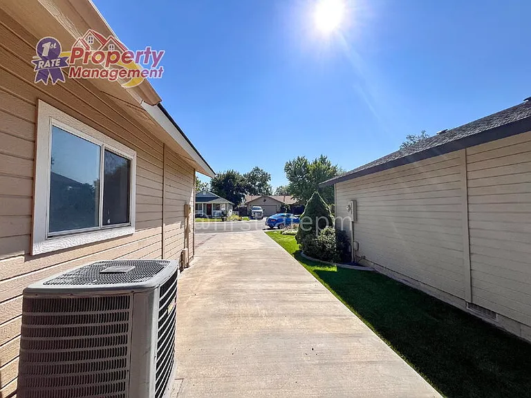 3079 N Columbine Ave — Photo 11