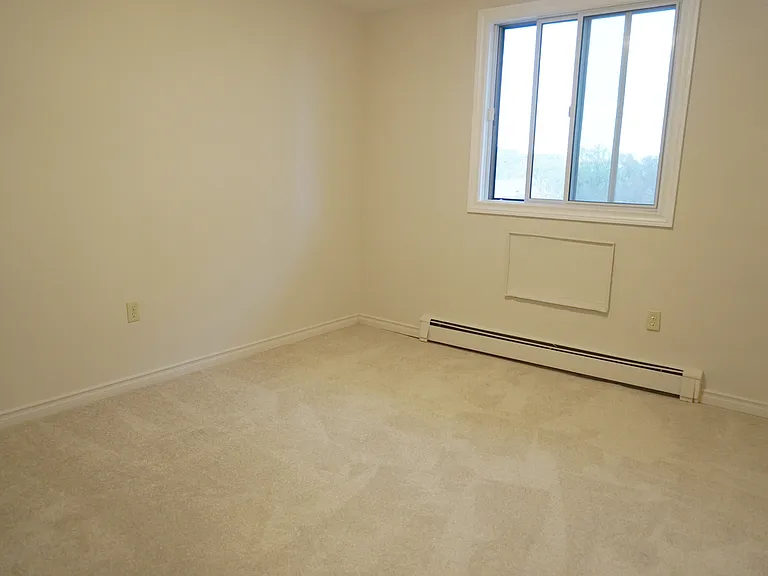 340 Willowdale Cres — Photo 13