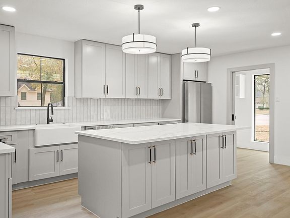 4th image of 6102 Knollview Dr
