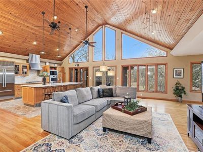 806 W Red Bridge Rd, Kansas City, MO, 64114