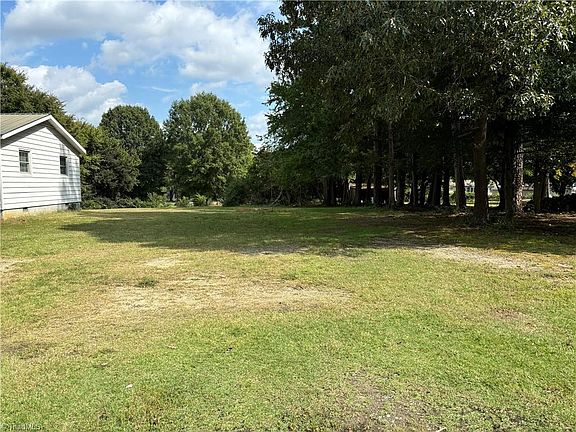 5th image of 109-111 Pinetree Dr