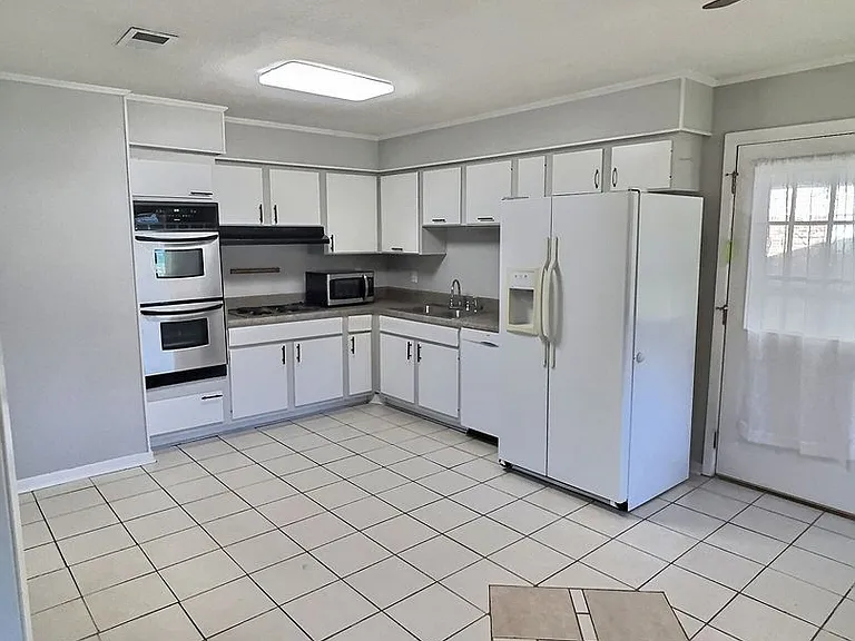 302 Hunter Dr — Photo 5