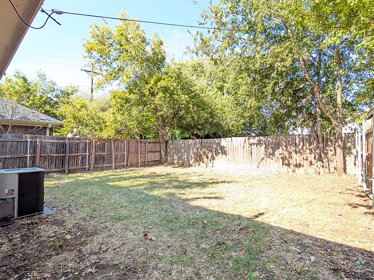 1911 Mack Pl — Photo 16
