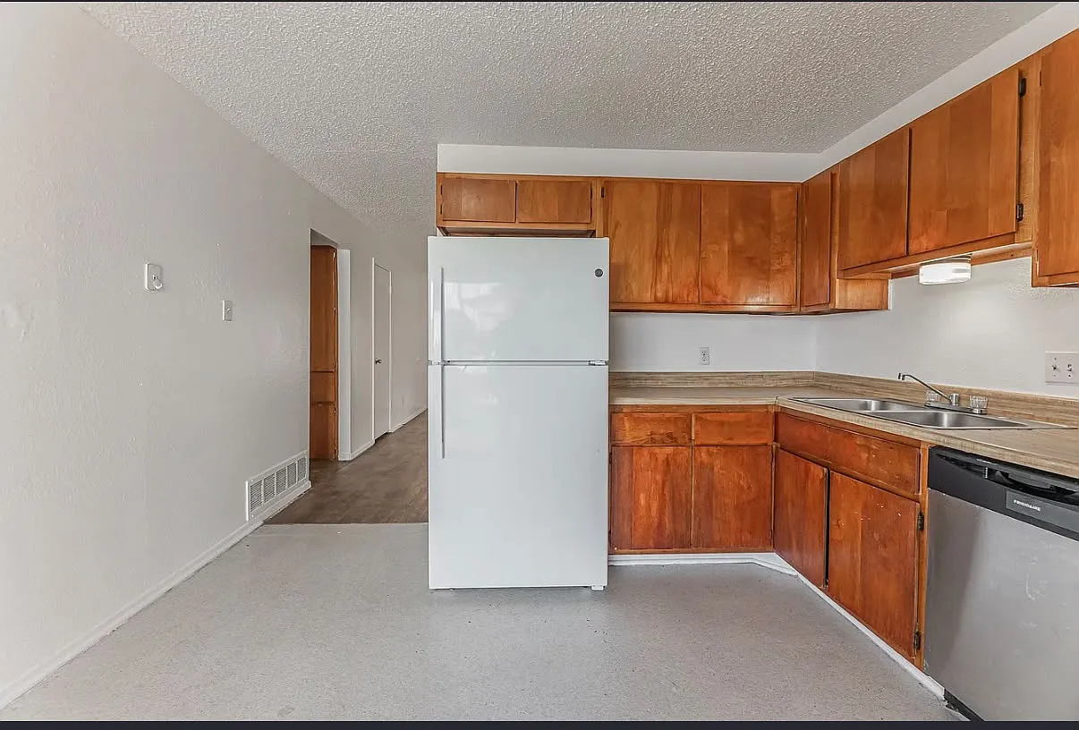 2 bed, 3360 sqft, $900 — Photo 3
