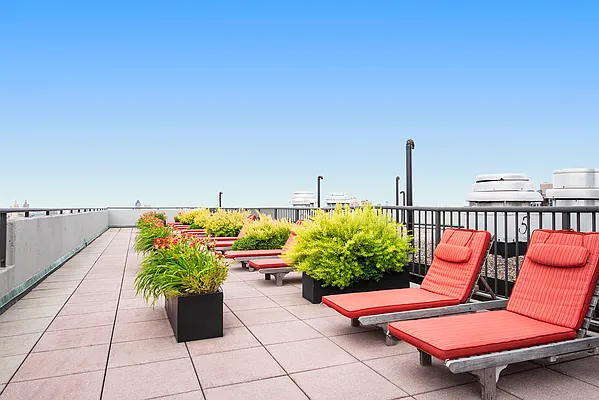 Rented by Coldwell Banker Warburg | media 7