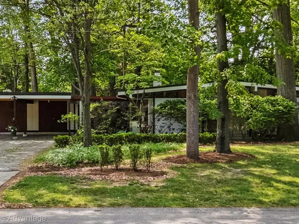 5959 Rosetta St, Dearborn Heights, MI 48127