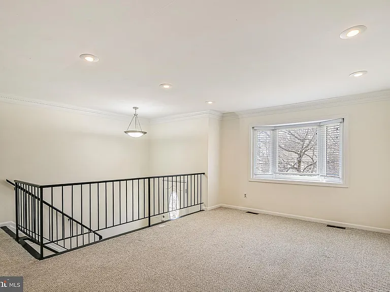 510 Retford Dr — Photo 3