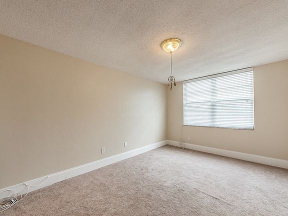 4th image of 631 Jefferson Ave #30