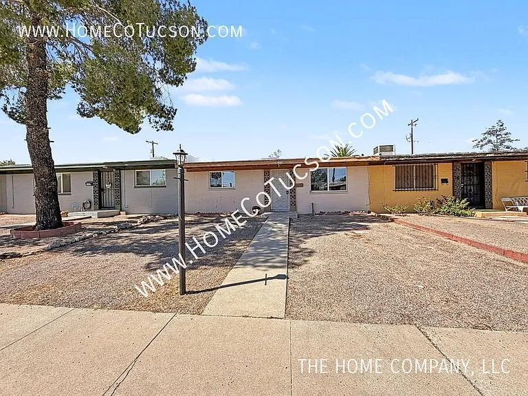 1430 E Iowa Dr — Photo 2