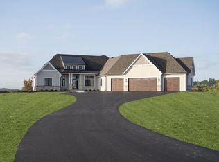 10127 W Farmdale Estates Ct, Mequon, WI 53097