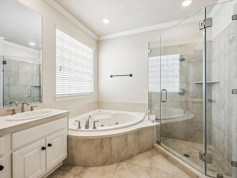 2210 Bywater Dr — Photo 32