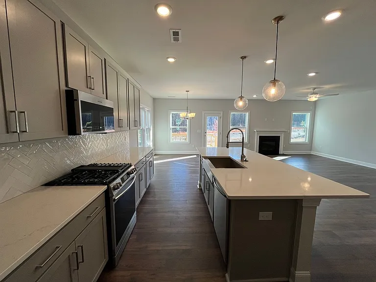 816 Challenger Ln — Photo 5