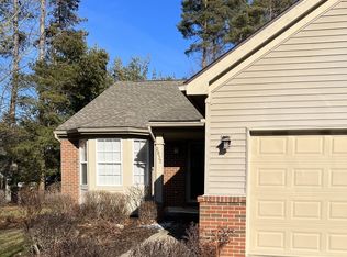 2637 Signature Cir, Pinckney, MI 48169