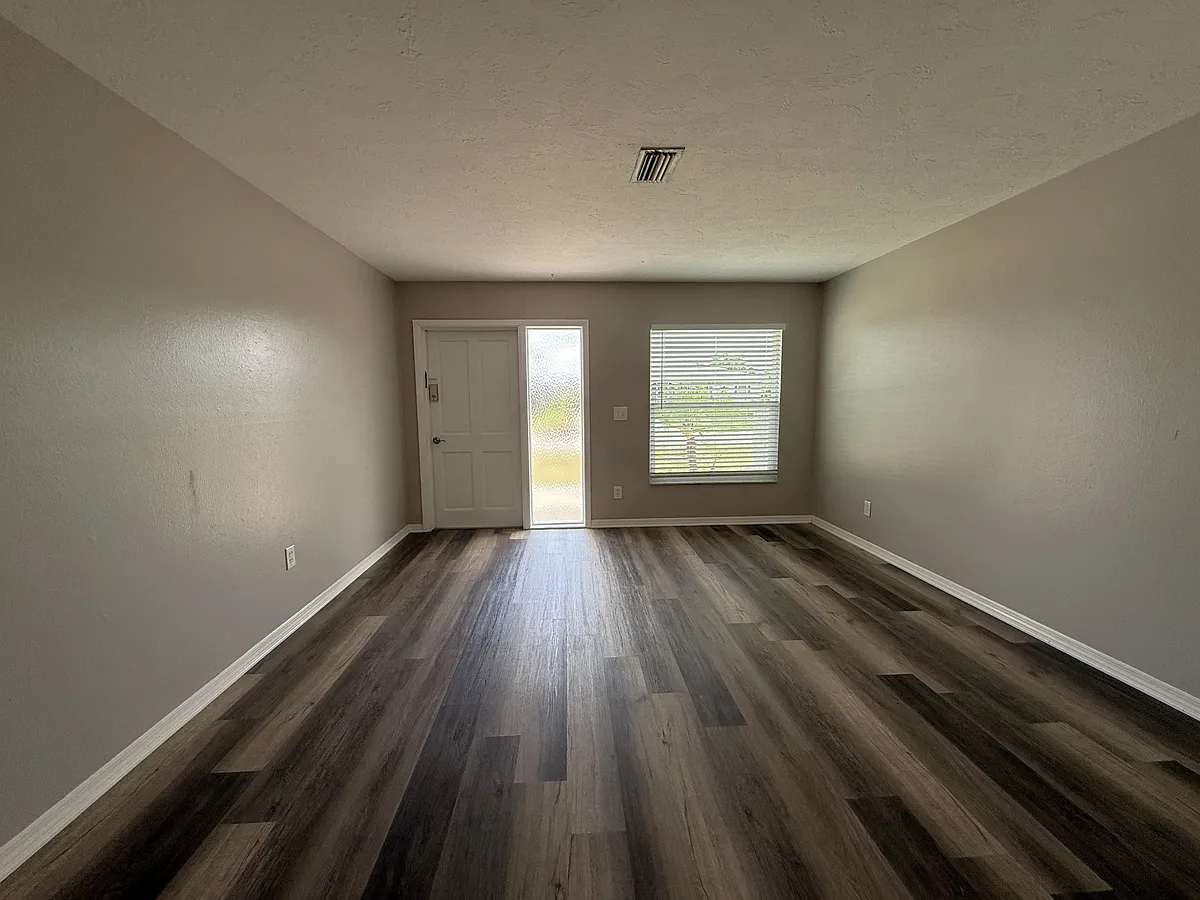 Living Area - 464 Briarwood Rd
