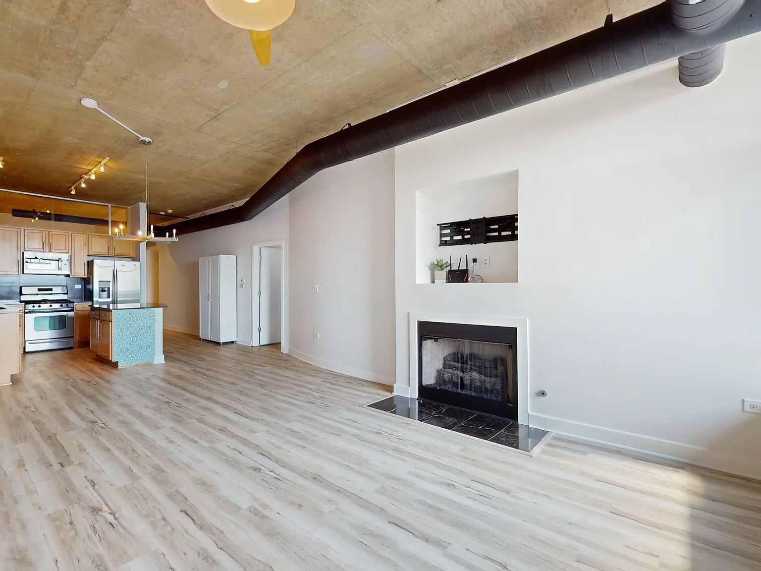 3 bed, 1300 sqft, $4,200 — Photo 4