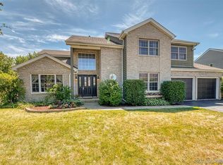 733 Queens Gate Cir, Sugar Grove, IL 60554