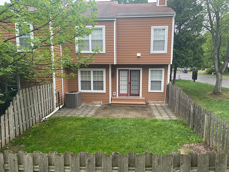 465 Trumbull Ct — Photo 3