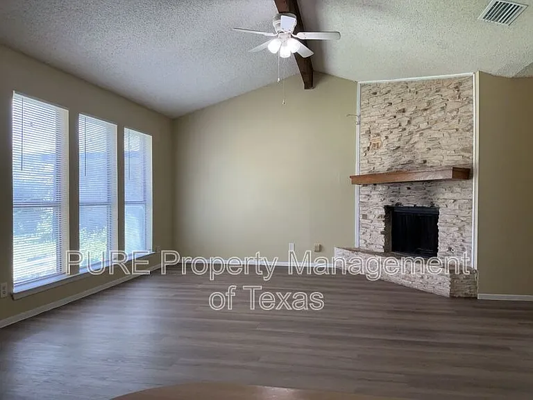 604 Country Aire Dr #B — Photo 5