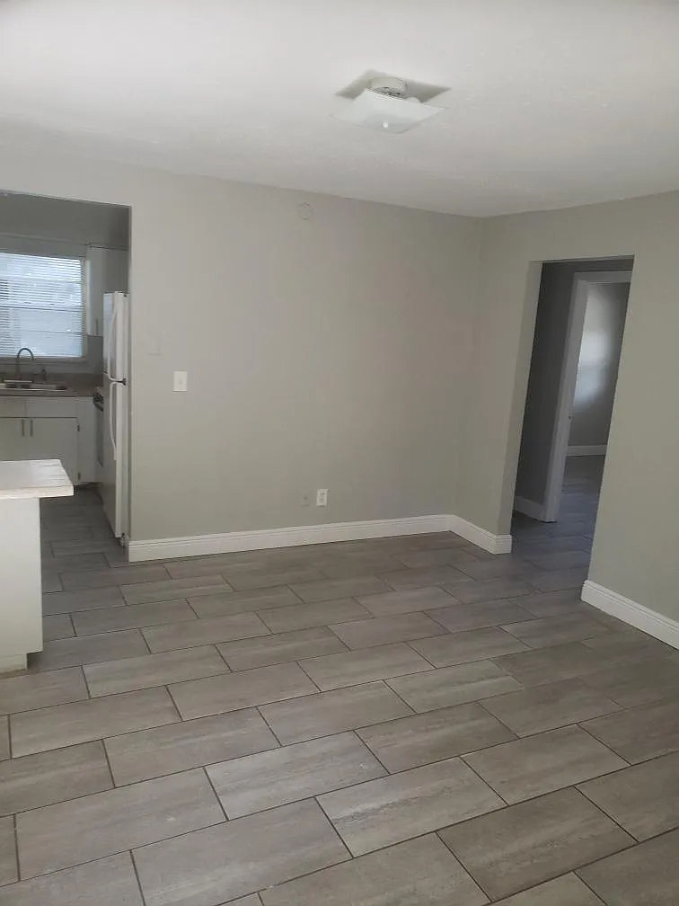 1015 E Bougainvillea Ave — Photo 3