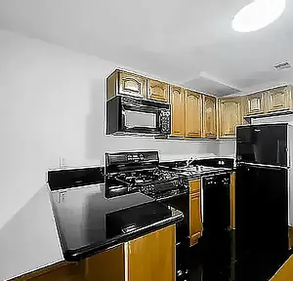 212 E 10th St #2A — Photo 3
