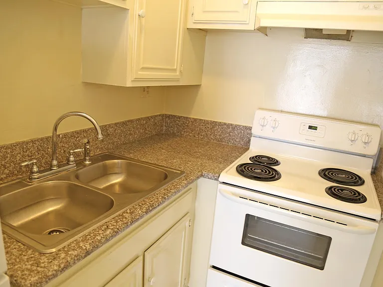 10964 Wellworth Ave #101 — Photo 4