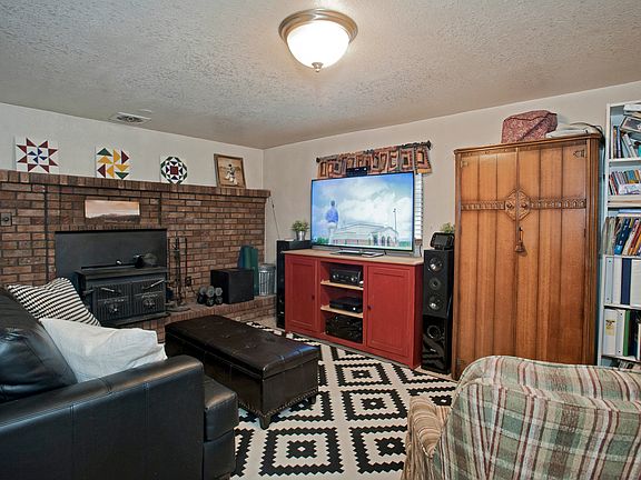 Daylight basement family rm.