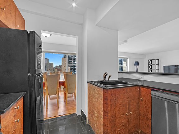 5th image of 333 E 46th St #18A