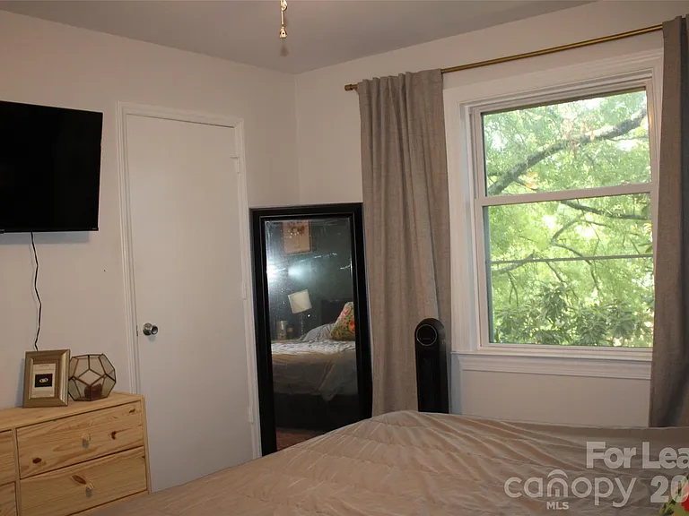 430 Queens Rd — Photo 14