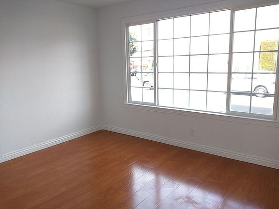 3rd image of 439 N Claremont St APT 1