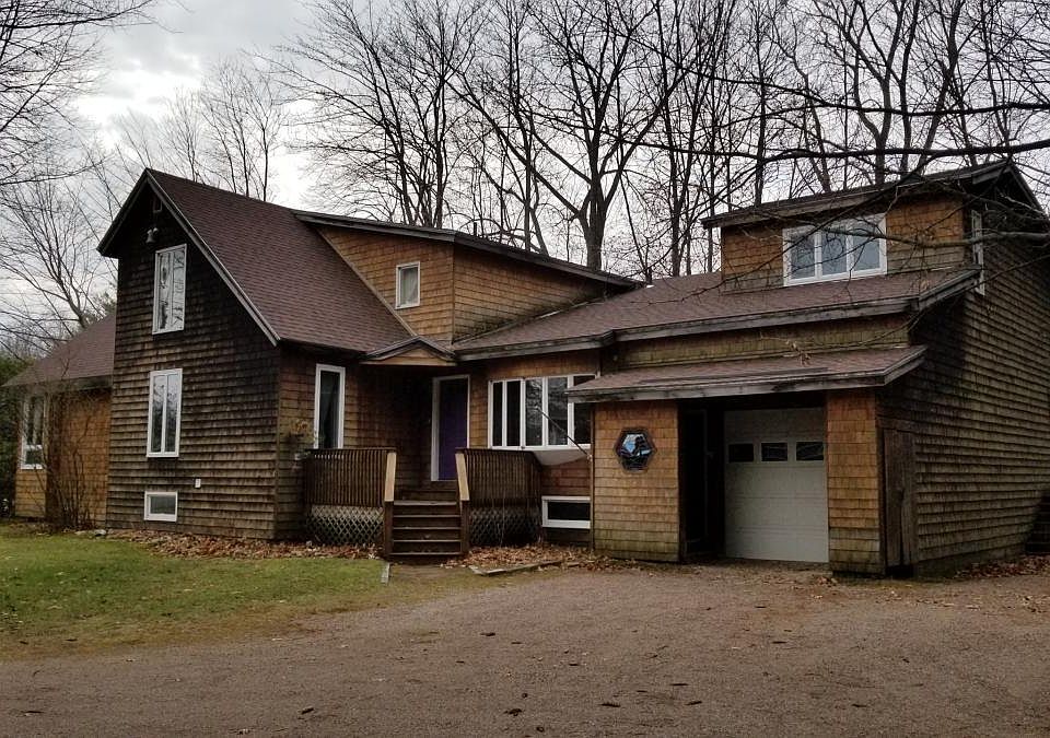 1BR Apt Located Above Garage