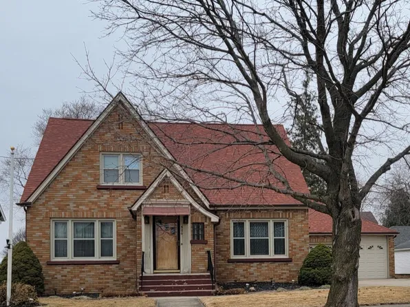 506 N 1st St, Ashton, IL 61006