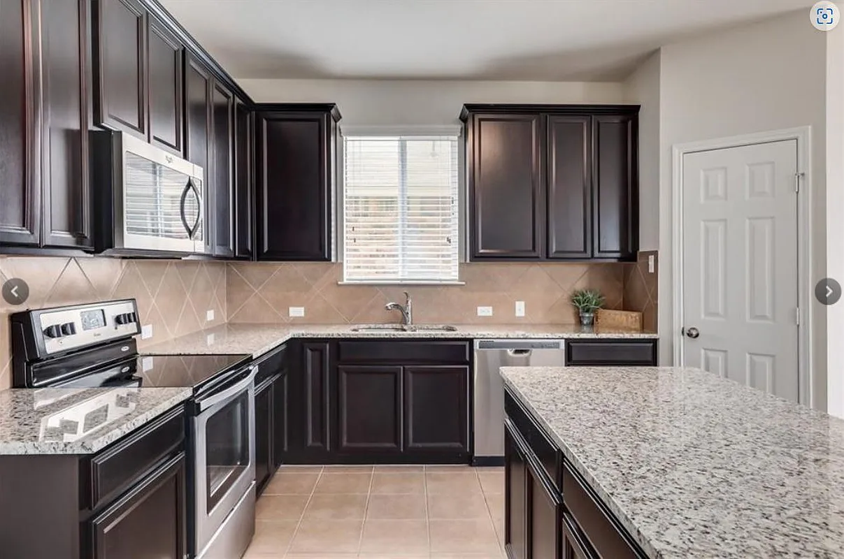 4 bed, 2114 sqft, $2,300 — Photo 3