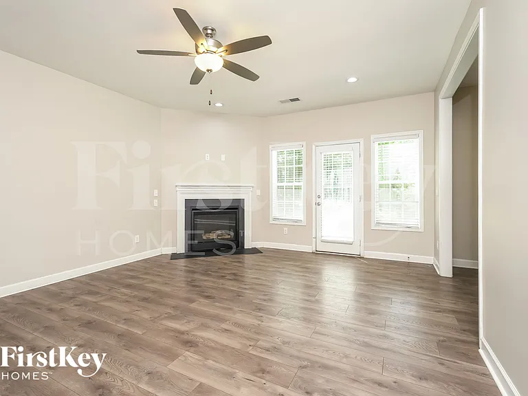 1818 Yarbrough Dr — Photo 3