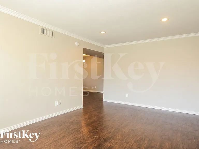 18630 N 17th Ave — Photo 3