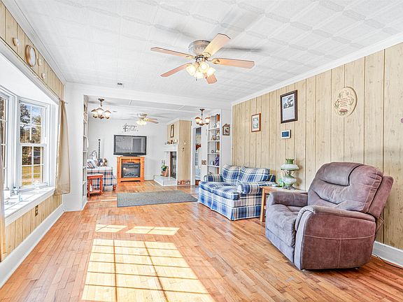 5th image of 277 Nushell St.