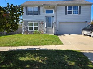 239 Andover Woods Dr, Fenton, MI 48430