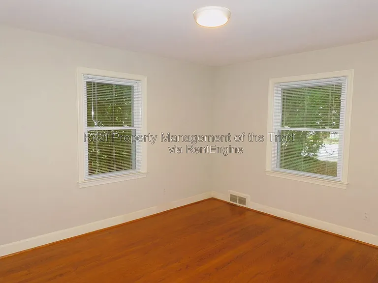 715 S Hawthorne Rd — Photo 11
