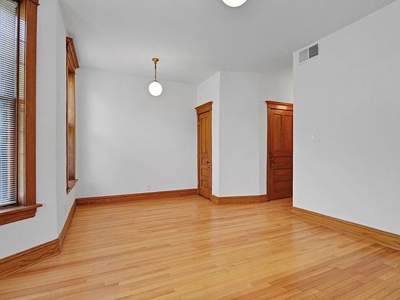 2nd image of 1417 W Belle Plaine Ave APT 2