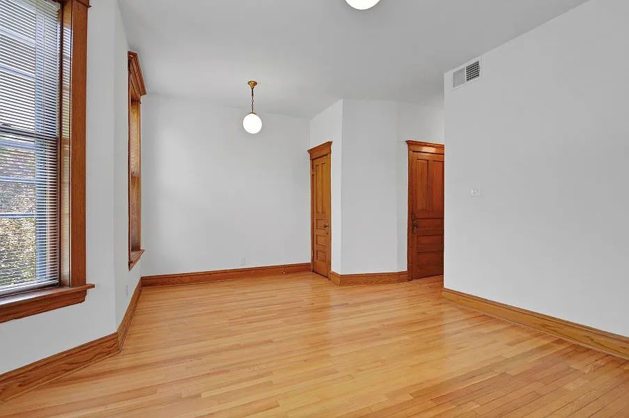 Building Photo - 1417 W Belle Plaine Ave #2