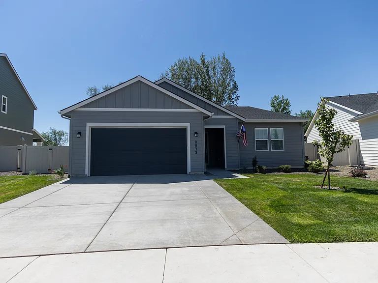 8933 W Tamworth Dr — Photo 1
