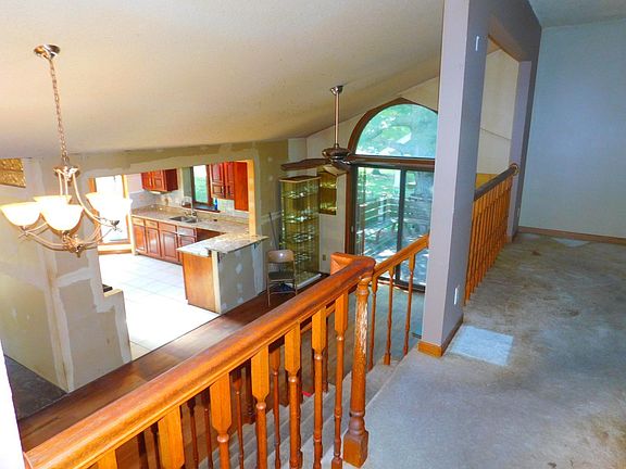 3rd image of 2091 Oakridge St