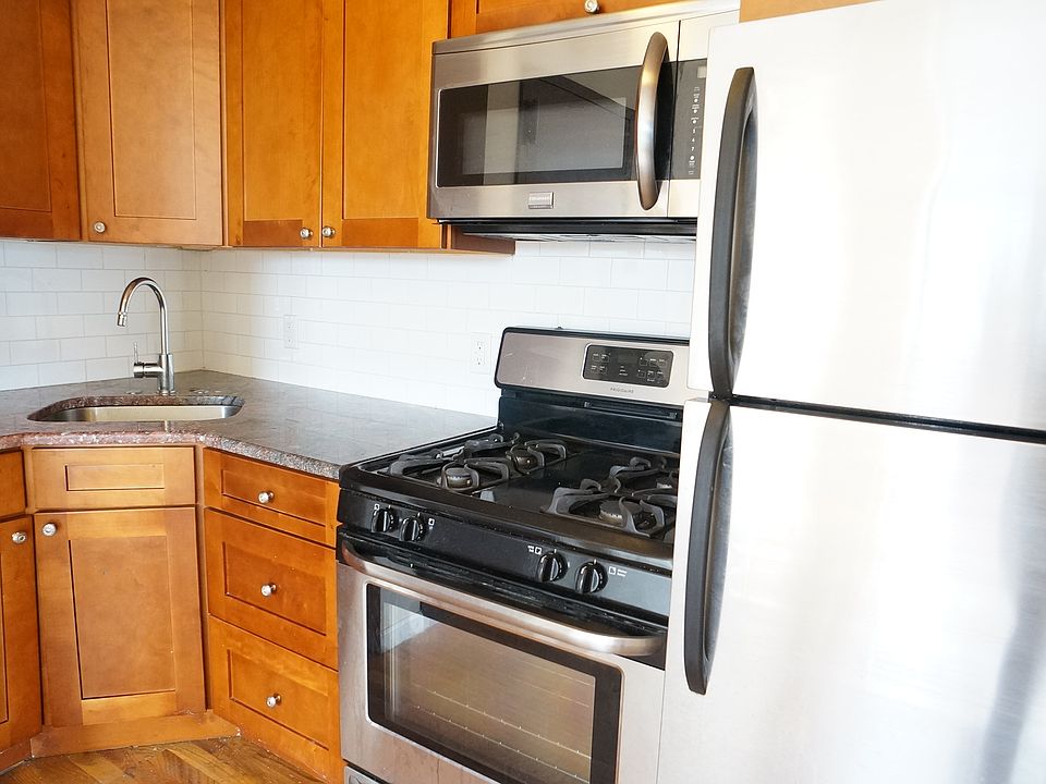 2nd image of 475 Willis Ave APT 5