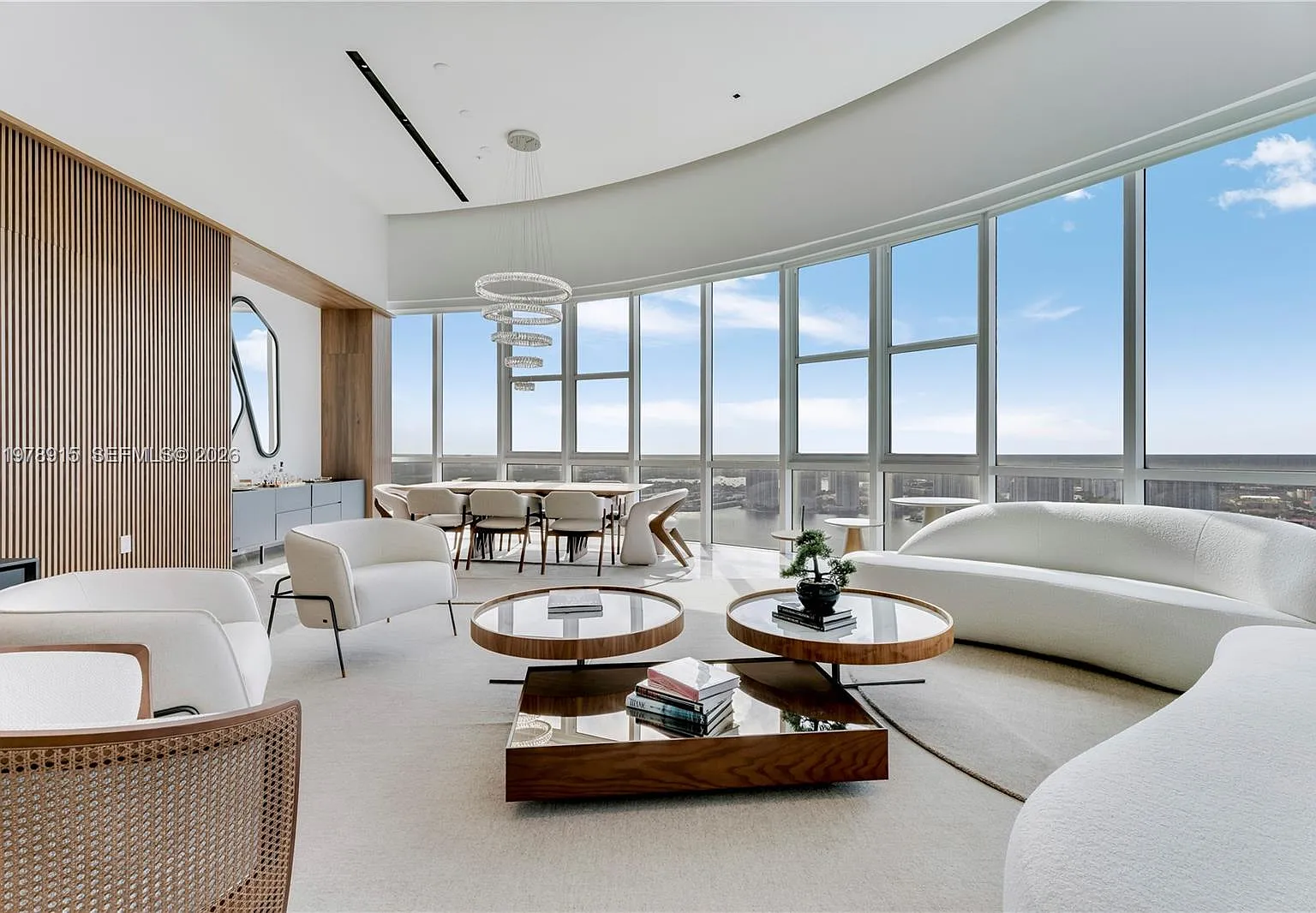 Trump Royale Condo — Photo 3