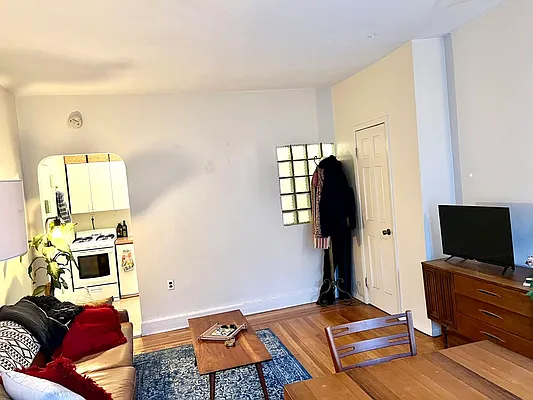 Rented by City Connections Realty | media 3