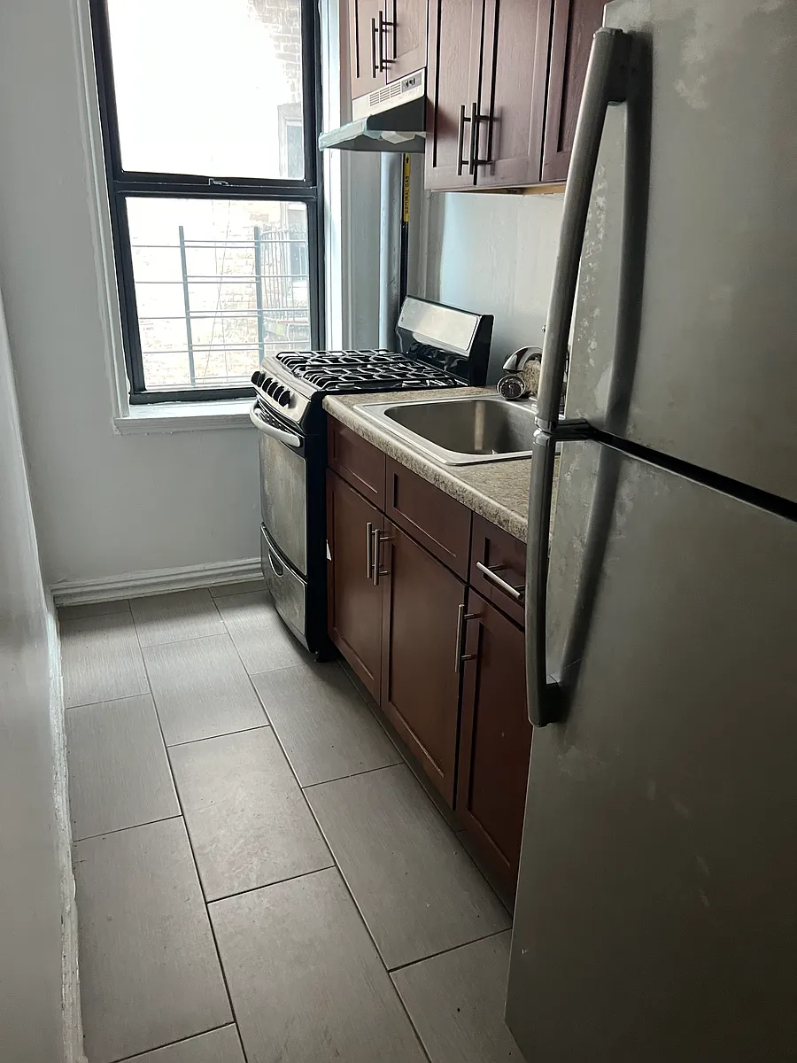 Building Photo - 55 E 210th St #3E
