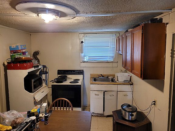 4th image of 128 Gordon Ave