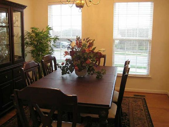 Formal Dining Room/Lots of natural lighting