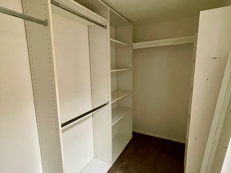Primary walk in closet off en-suite bath