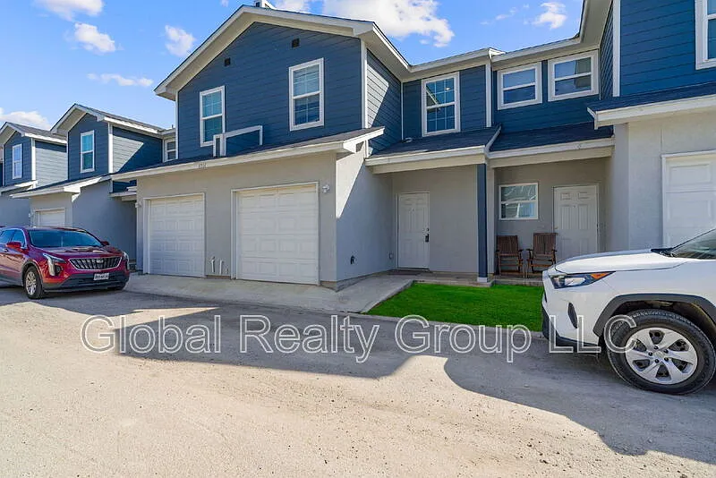 3 bed, 2.5 bath, 1275 sqft, $1,395 — Photo 3