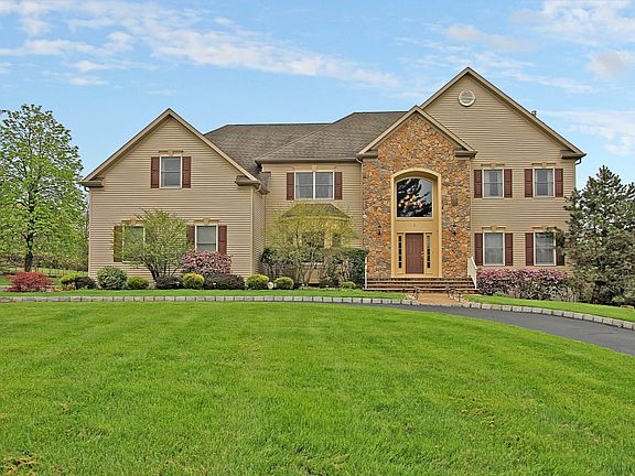 2nd image of 3 Linderberry Ct